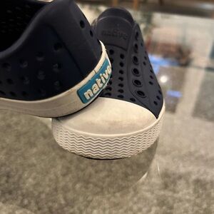 Native Kids slip on waterproof Jefferson Sz. C6 (6) Navy and White Shoes